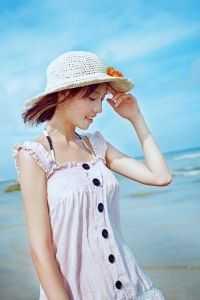 两岸青山相对出的青山是什么意思?